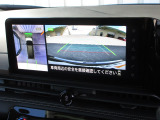 クルマの真上から見ているかのような映像によって、周囲の状況を知ることで、駐車を容易に行うための支援技術です。