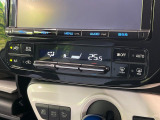 【オートエアコン】一度お好みの温度に設定すれば、車内の温度を検知し風量や温度を自動で調整。暑い&hellip;寒い&hellip;と何度もスイッチ操作をする必要はありません。快適な車内空間には必須の機能ですね♪
