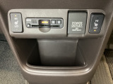 前席の左右別々のシートヒータースイッチが付いています。HiとLoの2段階で温度設定ができます。スイッチの間にはアクセサリーソケットとETCがついており、高速道路の料金所の通過も楽々です!