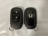 スマートキーを装備しています。鍵を差し込むことなくドアロックの開け閉めと、スタートボタン操作でのエンジンスタートができます。スペアキーも同じものを用意しております。