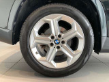 BMW純正アルミホイールが足元を引き締め、X1のボディラインと調和した上品なスタイリングを演出しています。