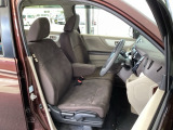 フロント広々、ベンチシートの運転席は、ハイトアジャスターが付いているので、快適にドライブができます。ハンドルはチルトステアリングで、ハンドル位置を上下に調節できます。