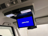後席モニターがついているのでDVDなど好きなものが見れるので旅行などの際にも安心♪