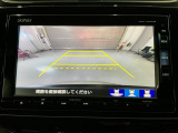 リバースギアに入れるだけで後方の表示へ切り替わります。夜間や雨の日の駐車も楽になりますよ。