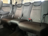 2列目にご乗車の方もゆったり足が組める驚きの広さです。