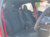 【専用スポーツシート】ホールド性に優れ、カーブ時の体が流れを抑制してくれます。また、体にフィットするから腰や背中が疲れにくく、ロングドライブや高速走行でも快適にお過ごしいただけます♪
