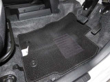 内装工程では、中古車を気持ちよくお乗りいただけるよう清掃しております。