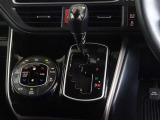 左右独立で温度コントロールができるオートエアコンを装備しています。