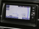 【7インチ純正ナビ】純正ナビを装備。タッチパネル式で使いやすく、詳細地図により目的地をピンポイントで設定できます。初めての道でも迷いにくく、ロングドライブも快適ですよ♪