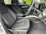 人間工学に基づいて設計されたシートは車のもっているドライビングフィールを存分にドライバーに伝えてくれるクオリティの高い仕上がりとなっています。