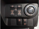 お車のキーはスマートキーです。キーを身につけた状態で車に近づき、ドアロックの解錠や施錠操作が出来ます。雨の日など両手がふさがっている時など、とっても便利ですね。
