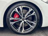 Audiは、スポーティなデザインからシンプルでエレガントなデザインまで、さまざまなデザインを提供しています。軽量でありながら高い強度を持っており車両のハンドリング性能やブレーキ性能が向上します。