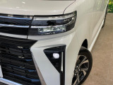 【LEDヘッドライト】悪天候や夜間走行時も良好な視界を確保し安心して運転できる高輝度LEDヘッドライトを装備!点灯速度が早く、消費電力も抑えられています。