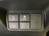 Hondaセンシング用の、VSA(ABS+TCS+横滑り抑制)解除と路外逸脱抑制機能のオンオフスイッチなどはハンドルの右側に装備しています。