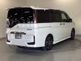 スライドドアは通常のドアに比べて、車のボディーに対し平行に開閉し、開けてもスペースを取りません。出入り口が大きいドアはお子様のいるご家庭はもちろん、混んだ駐車場でも大活躍です!