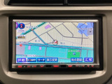 ナビゲーションはHDDナビ(社外品)を搭載しています。ナビのオーディオ機能にはCD・DVD再生の他に、Bluetoothオーディオ機能がありますので、スマートフォンなどの音楽も再生できます。
