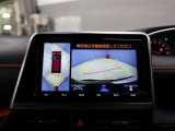 パノラミックビューモニター付きです。車両を上から見たような映像をディスプレイオーディオ画面に表示。運転席からの目視だけでは見にくい、車両周辺の状況をリアルタイムでしっかり確認できます。