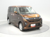 【右前斜め】視界が広く車両感覚が掴みやすい運転席です。フロントガラスが大きく見晴らしが良いので、ゆとりを持って運転に集中できます。