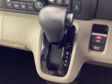 インパネシフトを採用しているので、前席の足元も広々としています。運転席と助手席の行き来もスムーズです!