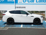 駆動方式はフルタイム4WDで、トランスミッションは8速ATです。