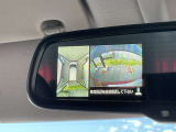 車両を上から見ているようなアラウンドビューモニターの映像をルームミラーに映し出してくれるので、小さなお子様や障害物も確認できます。運転のしやすさはもちろん、事故防止にも役立ちます!