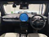 時を経ても深い魅力を放ち続けるMINI。より快適にお乗り頂くために、3つのサポートプログラムをご用意しております。※認定中古車保証は登録日より最長4年間まで延長が可能です。