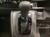 CVT車のセレクトレバーです。低速から高速まで、変速ショックのないスムーズな走りを実現するとともに、エンジン効率のよい領域を維持することで燃費にも貢献します。