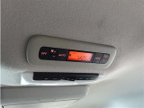 【リアエアコン】セカンドシート上部には、リヤオートエアコン操作スイッチがあります!これで後部座席に座っている人たちも快適ですね♪
