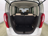 開口部も広く荷物の積み下ろしもしやすいお車となっております。シートの背もたれは5:5の割合で背もたれを可倒でき、前後のシートスライドもできるので荷室をひろげることができます。