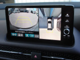 運転をしやすくする多彩な視界を手に入れるシステム。「見通しの悪い交差点での発進」「料金所などへの幅寄せ」「バック駐車」「縦列駐車」といった、多くの人が苦手意識を持ちやすいシーンで効果を発揮します。