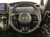 ハンドルにHondaセンシング系のクルーズコントロールやレーンキープアシストなどのスイッチと、オーディオの操作スイッチが装備されています。ハンドルから手を離さず安全に操作できます。