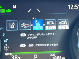 【ブラインドスポットモニター】走行中、ドアミラーの死角になりやすい箇所に後続車が接近するとサイドミラーのレンズに警告を表示!ドライバーに注意喚起をしてくれます。