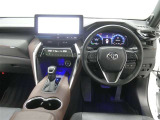 運転席からの視界はこんな感じです☆お気軽にご来店いただき、実際に座って是非お確かめください。ドライバーに寄り添う快適な操作フィールをもたらすステアリングです。