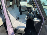 シートリフターは、運転席の座面を上下させて、体格に合わせて調整できる機能です。視界の確保やペダルの操作性、疲れにくさの向上に役に立ちます。