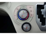★エアコンはオートタイプが装着済みです!オートモードにしておけば、車内温度を設定するだけで風の料や吹き出し口の切り替えを機械が行ってくれます!一年中快適な環境を作れますよ♪