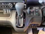 シフトはインパネシフト、パーキングブレーキは電子制御なので運転席と助手席の間はすっきりしています。