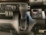 CVT車のセレクトレバーです。低速から高速まで、変速ショックのないスムーズな走りと、エンジン効率のよい領域を維持して燃費にも貢献します。サイドブレーキはスイッチ操作の電子制御パーキングブレーキです。
