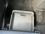 助手席シートの下には車検証を収納できる引き出しつきです☆