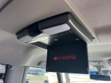 【フリップダウンモニター】大画面モニターで後席でもエンタメをお楽しみいただけます。小さなお子様にも大人気の装備です♪