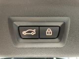 【パワーゲート】電動パワーゲートです。開閉がボタン1つで開け閉め行えます。また、状況に応じてのトランクハッチ開閉量を簡単に設定可能です。スマートオープナーも便利な機能です。ぜひお試しください。