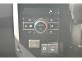 一度お好みの温度に設定すれば、車内の温度を検知し風量や温度を自動で調整。暑い&hellip;寒い&hellip;と何度もスイッチ操作をしなくても大丈夫です。