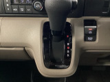 操作しやすいインパネシフトに加え、電子パーキングブレーキを採用。足元まわりがすっきりしており、前席の移動や乗り降りもしやすいレイアウトです。
