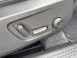 【運転席パワーシート】リクライニングからシートリフターまで、スイッチ一つで簡単にシートの微調整が可能!自分に最適なシートポジションにセットして、快適なドライブをお楽しみください。