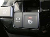 【ブレーキホールド】・・・「HOLD」スイッチを押し、システムONの状態にしておくことで、渋滞や信号待ちなどでブレーキを踏んで停車した時にブレーキを保持。 アクセルを踏むと解除されます。