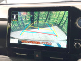 【バックカメラ】駐車時に後方がリアルタイム映像で確認できます。大型商業施設や立体駐車場での駐車時や、夜間のバック時に大活躍!運転スキルに関わらず、今や必須となった装備のひとつです!