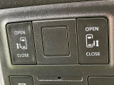 【両側パワースライドドア】スマートキーや運転席のスイッチで後席両側スライドドアの開閉が可能♪電動だから力を入れてドアを開ける必要が無く、小さなお子様でも簡単に開け閉めでき快適です♪