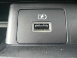充電ソケットが付いていますので、携帯電話やスマートフォンなどを充電できます。