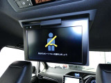 【後席モニター】・・・付いてます〜☆ 後席のみんなもテレビやDVDを観ましょ ♪ 楽しい空間 快適ドライブを  見逃せない装備!!