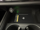 スマホを置くだけで充電できるワイヤレス充電器!ケーブルの抜き差しが不要なのでとても便利です♪