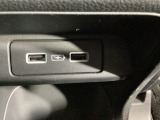 スマホ充電に対応したUSB端子を2箇所装備。仲良く充電できちゃいますね。